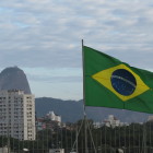 (DEPOIS) Colocação da bandeira nacional.